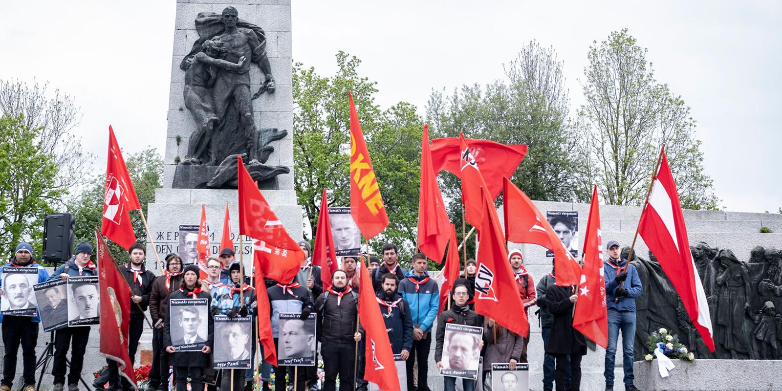 Στο σοβιετικό μνημείο προς τιμήν των στρατιωτών του Κόκκινου Στρατού
